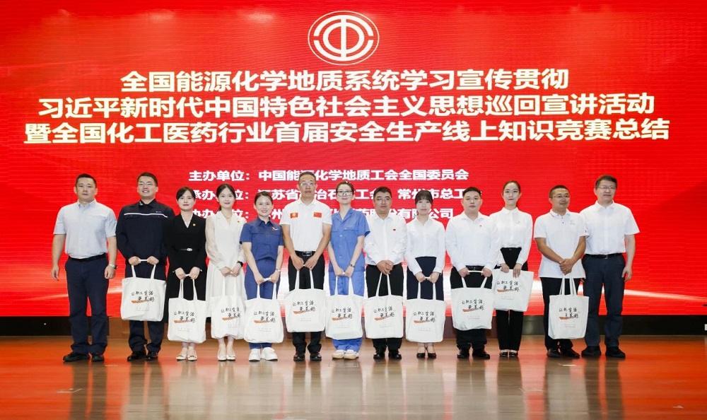 5171724290103272.jpg 宣讲员颁发慰问品合照1.jpg